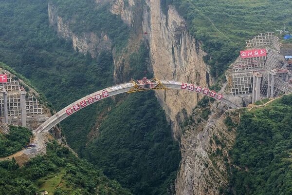 Строительство моста, соединяющего провинции Юньнань, Гуйчжоу с провинцией Сычуань на юго-западе Китая - Sputnik Абхазия