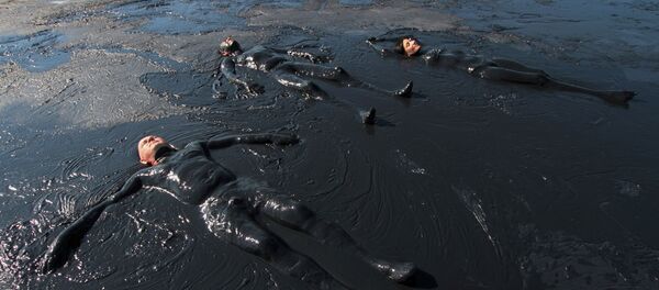 Отдыхающие принимают грязевые ванны Отдыхающие принимают грязевые ванны - Sputnik Абхазия