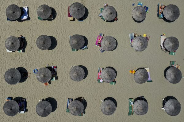 Пляжные зонтики на побережье Адриатического моря в Дурресе, Албания - Sputnik Абхазия