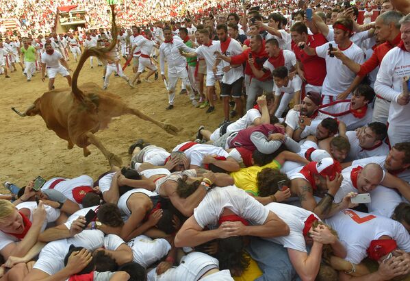 Забег быков в на фестивале Сан-Фермин в испанском городе Памплона - Sputnik Абхазия