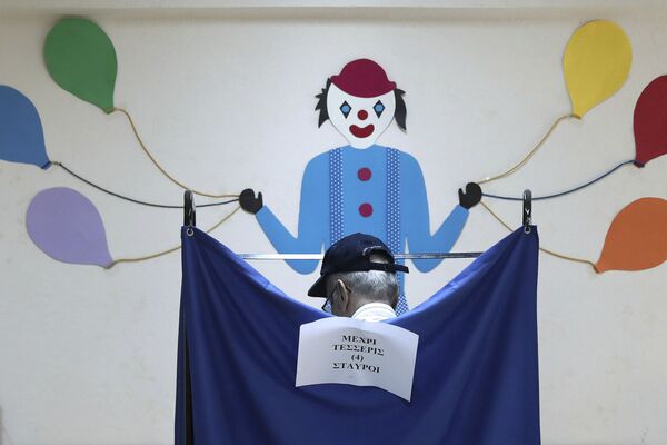 На избирательном участке в Афинах, Греция - Sputnik Абхазия