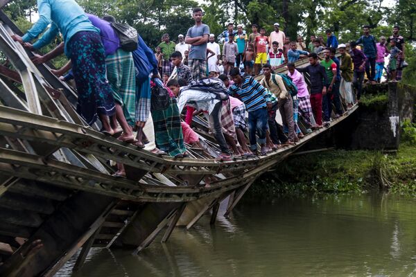 Пешеходы на сломанном мосту в Силхете, Бангладеш - Sputnik Абхазия