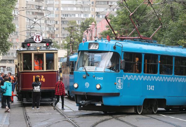 Современный трамвай маршрута №14 и старинный трамвайный вагон А (Аннушка) на торжественном параде, приуроченном к празднованию Дня московского транспорта - Sputnik Абхазия