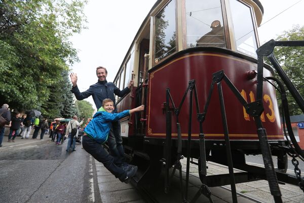 Пассажиры у старинного трамвайного вагона, участника торжественного парада, приуроченного к празднованию Дня московского транспорта - Sputnik Абхазия