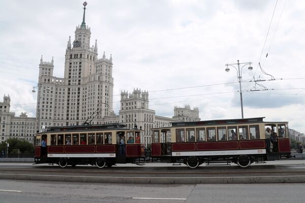 Старинные трамвайные вагоны на торжественном параде, приуроченном к празднованию Дня московского транспорта - Sputnik Абхазия