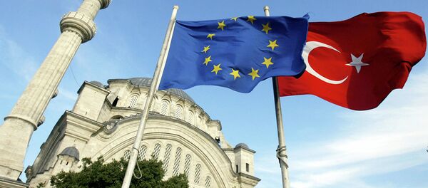 Флаги Турции и ЕС перед мечетью в Стамбуле . Архивное фото Флаги Турции и ЕС перед мечетью в Стамбуле . Архивное фото - Sputnik Абхазия