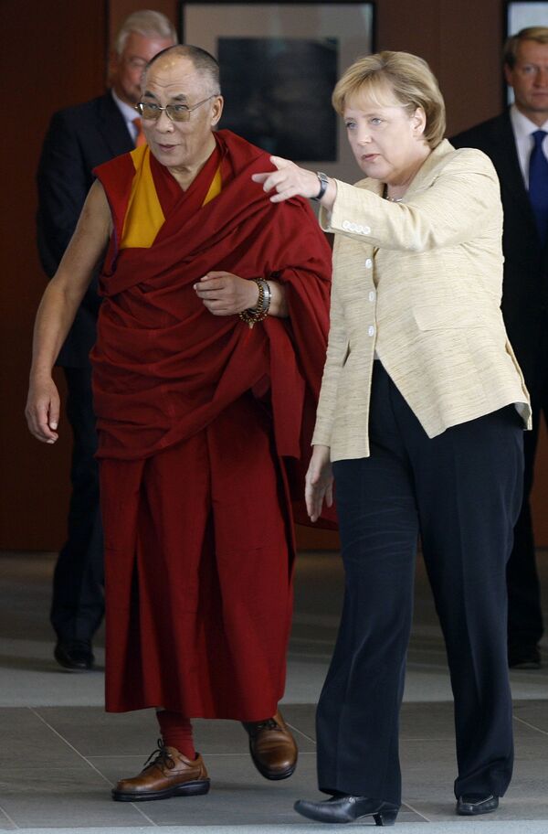 Канцлер Германии Ангела Меркель и религиозный лидер Далай-лама  во время встречи в Берлине  - Sputnik Абхазия