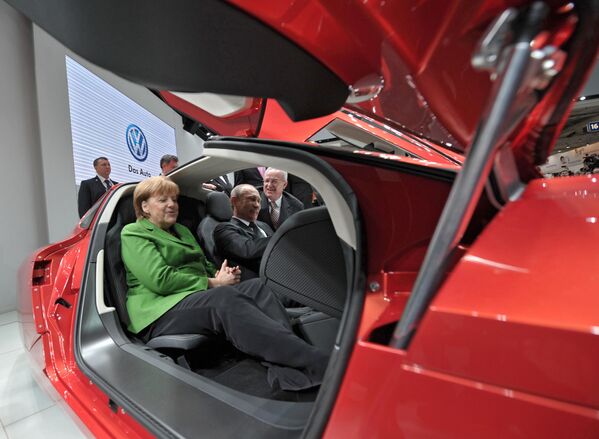 Президент России Владимир Путин и канцлер Германии Ангела Меркель в салоне автомобиля на открытии Международной промышленной ярмарки Ганновер-2013 - Sputnik Абхазия