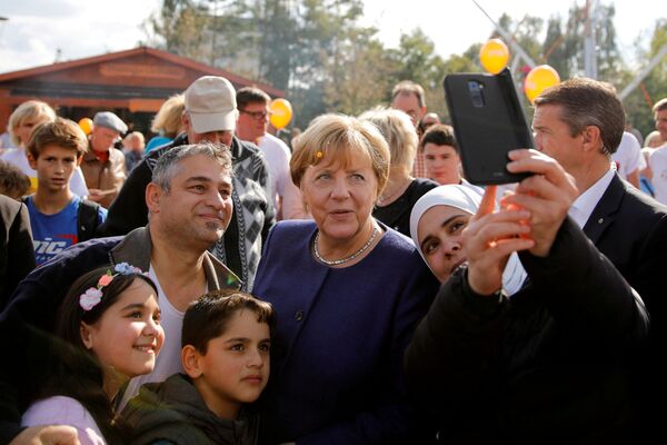Канцлер Германии Ангела Меркель фотографируется со своими сторонниками в Штральзунде - Sputnik Абхазия
