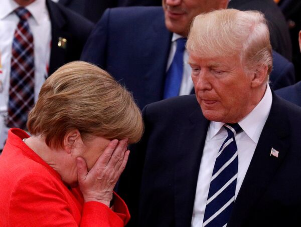 Канцлер Германии Ангела Меркель реагирует рядом с президентом США Дональдом Трампом во время саммита лидеров G20 в Гамбурге, Германия - Sputnik Абхазия