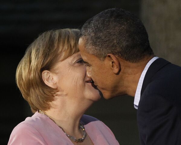 Канцлер Германии Ангела Меркель приветствует президента США Барака Обаму на саммите G8, 2012 год - Sputnik Абхазия