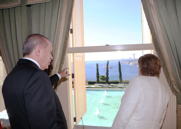 Президент Турции Реджеп Тайип Эрдоган и канцлер Германии Ангела Меркель до совместной встречи в Стамбуле  - Sputnik Абхазия