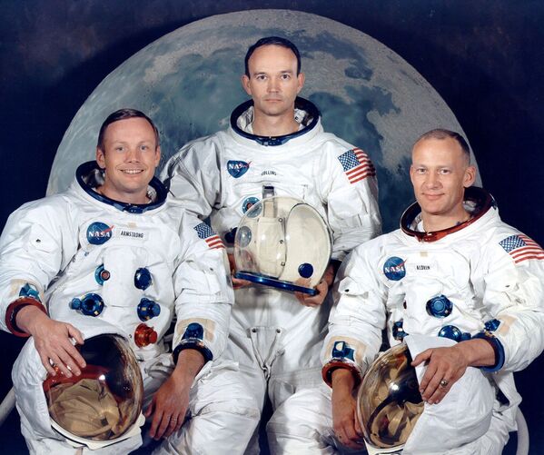 Экипаж Аполлона-11: командир Нил Армстронг, пилот командного модуля — Майкл Коллинз, пилот лунного модуля — Эдвин (Базз) Олдрин - Sputnik Абхазия