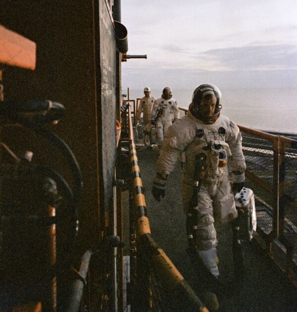 Армстронг перед посадкой в кабину корабля - Sputnik Абхазия