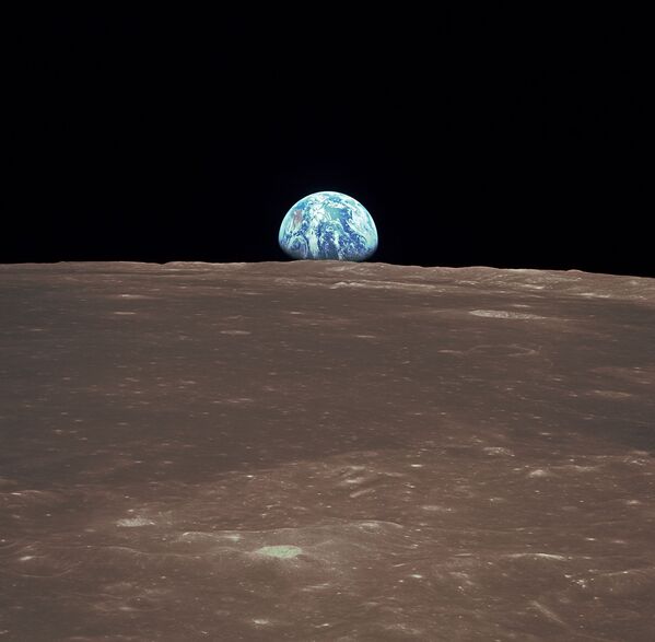 Земля поднимается над горизонтом Луны во время лунной миссии Аполлона-11 - Sputnik Абхазия