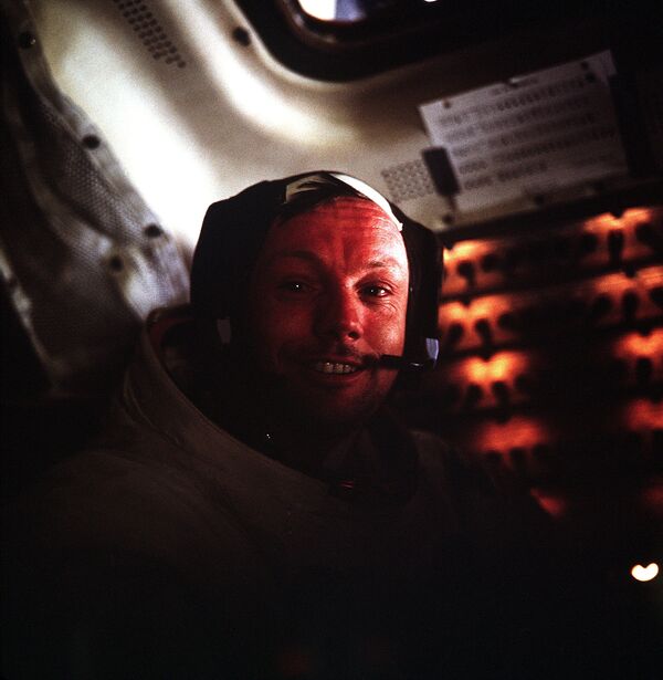 Астронавт Нил Армстронг внутри лунного модуля во время посадки на Луну Аполлона-11 20 июля 1969 года - Sputnik Абхазия