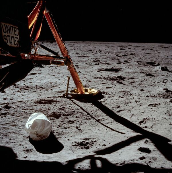 Первая фотография, сделанная Нилом Армстронгом после выхода на поверхность Луны - Sputnik Абхазия