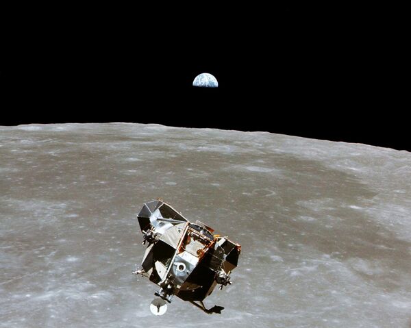 Лунный модуль Орел с Армстронгом и Олдрином на борту перед стыковкой с командным модулем Колумбия, откуда Майкл Коллинз и сделал это фото - Sputnik Абхазия