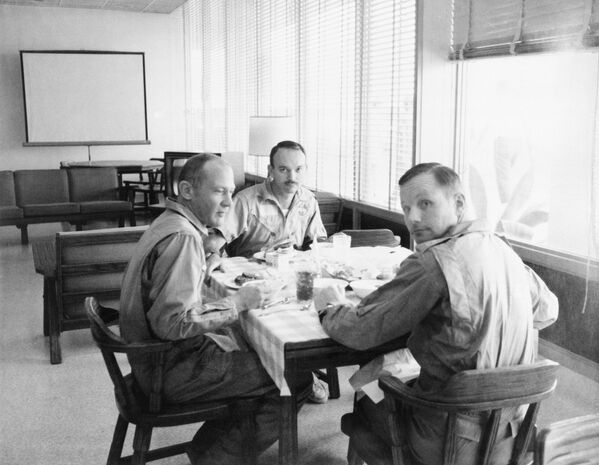Астронавты в столовой в Лунной приемной лаборатории 30 июля 1969 года - Sputnik Абхазия