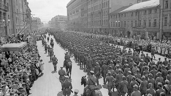 Пленных немцев ведут по Москве 17 июля 1944 года. Колоннами по Садовому кольцу и другим улицам столицы прошли около 57 000 немецких солдат и офицеров. - Sputnik Абхазия