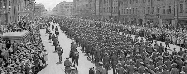 Пленных немцев ведут по Москве 17 июля 1944 года. Колоннами по Садовому кольцу и другим улицам столицы прошли около 57 000 немецких солдат и офицеров. - Sputnik Абхазия