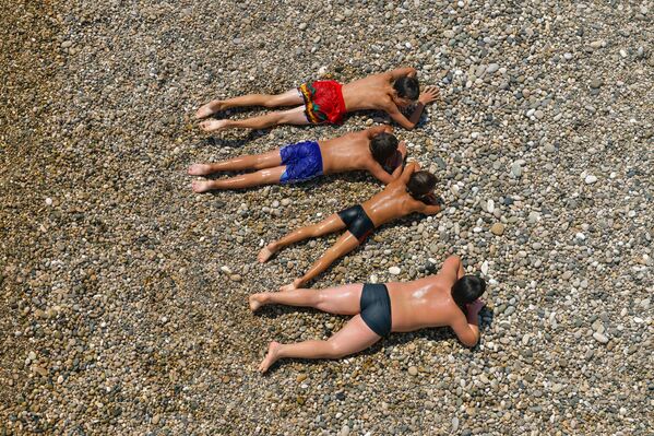 Отдых туристов на пляже Черного моря в Абхазии - Sputnik Абхазия