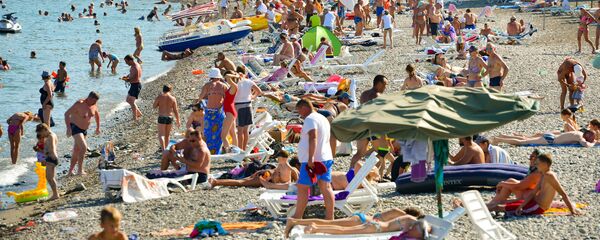 Отдых туристов на пляже Черного моря в Абхазии Отдых туристов на пляже Черного моря в Абхазии - Sputnik Абхазия