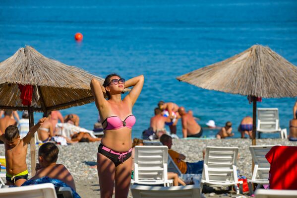 Отдых туристов на пляже Черного моря в Абхазии - Sputnik Абхазия