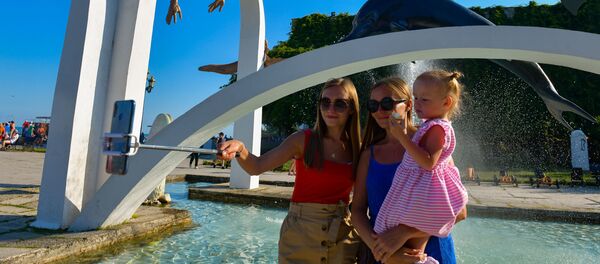 Отдых туристов на пляже Черного моря в Абхазии Отдых туристов на пляже Черного моря в Абхазии - Sputnik Аҧсны