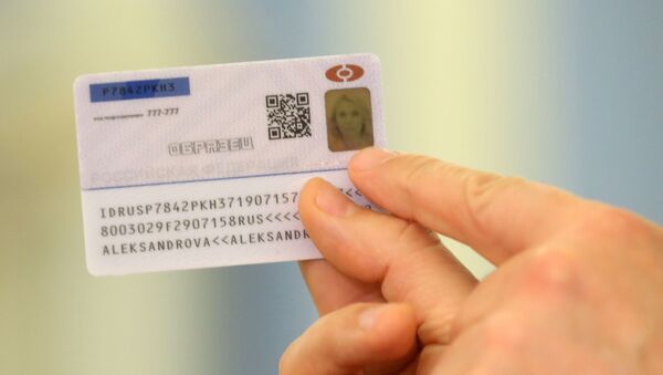 Заместитель председателя правительства РФ Максим Акимов демонстрирует образец электронного паспорта - Sputnik Абхазия