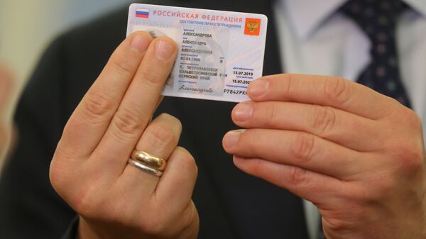 Заместитель председателя правительства РФ Максим Акимов демонстрирует образец электронного паспорта - Sputnik Абхазия