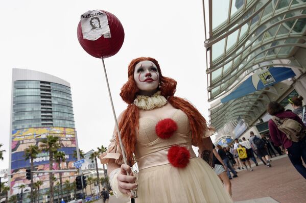 Девушка в костюме клоуна Пеннивайза на фестивале Comic-Con International 2019 в Сан-Диего - Sputnik Абхазия