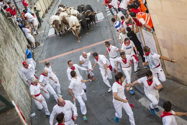 Участники фестиваля Сан-Фермин во время забега с быками в Памплоне - Sputnik Абхазия