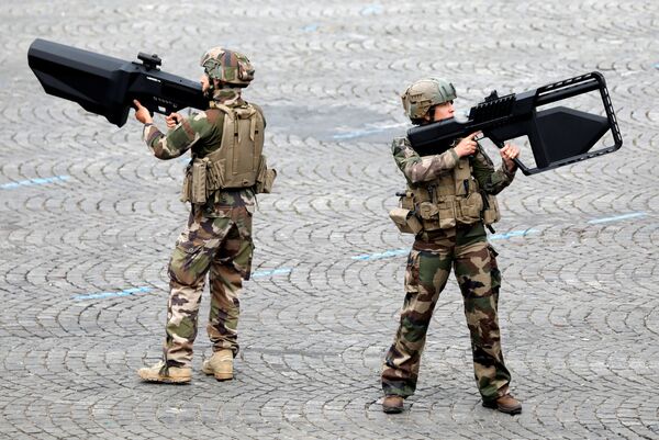 Солдаты французской армии с противотанковыми ружьями во время военного парада в честь Дня взятия Бастилии на Елисейских полях в Париже, Франция - Sputnik Абхазия