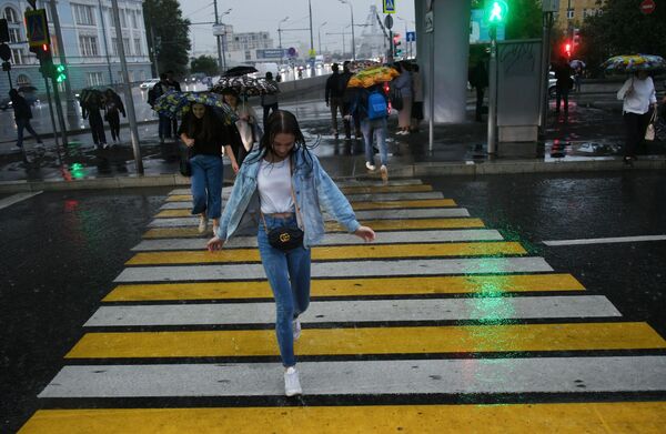 Девушка на пешеходном переходе в Москве во время дождя - Sputnik Абхазия