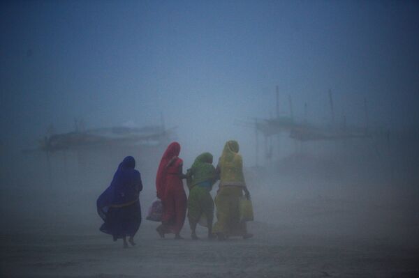 Женщины идут сквозь песчаную бурю в Аллахабаде, Индия - Sputnik Абхазия