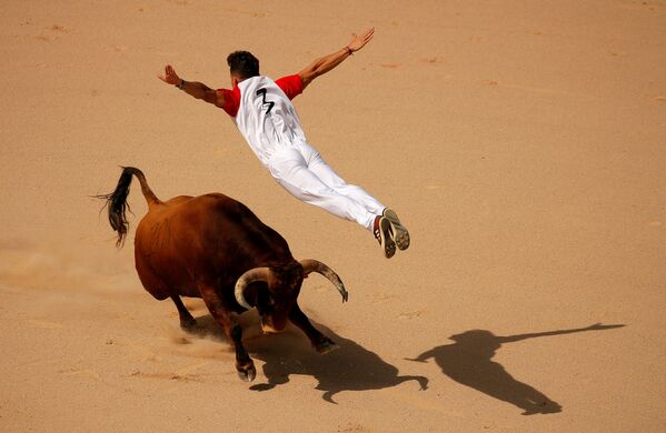 Рекортадор прыгает над быком во время фестиваля Сан-Фермин, Испания - Sputnik Абхазия