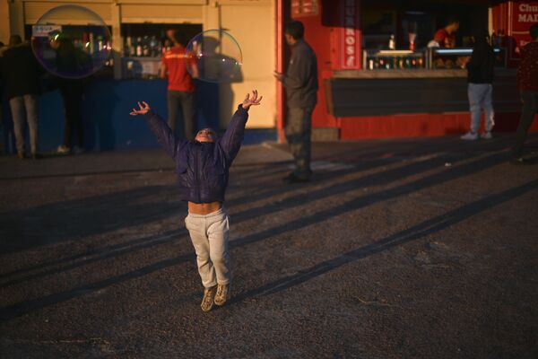 Девочка ловит мыльные пузыри в парке развлечений в Монтевидео, Уругвай - Sputnik Абхазия