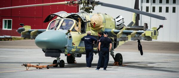 Вертолет Ка-52 Аллигатор на площадке возле летно-испытательной станции на заводе Арсеньевской авиационной компании Прогресс Вертолет Ка-52 Аллигатор на площадке возле летно-испытательной станции на заводе Арсеньевской авиационной компании Прогресс - Sputnik Абхазия