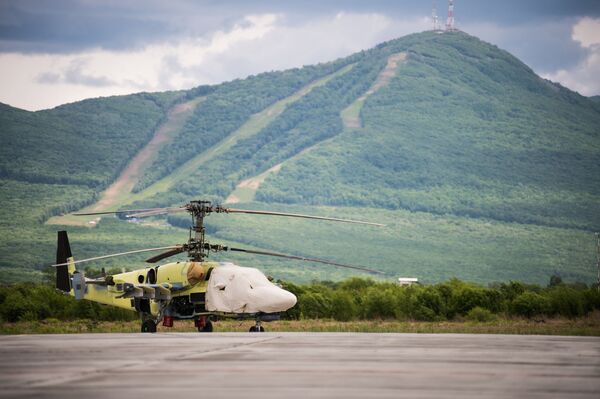 Вертолет Ка-52 Аллигатор на площадке возле летно-испытательной станции на заводе Арсеньевской авиационной компании Прогресс - Sputnik Абхазия