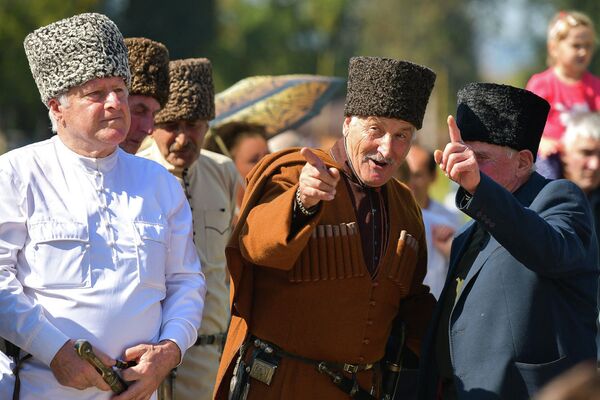 Мужчины в национальных костюмах в Абхазии. - Sputnik Абхазия