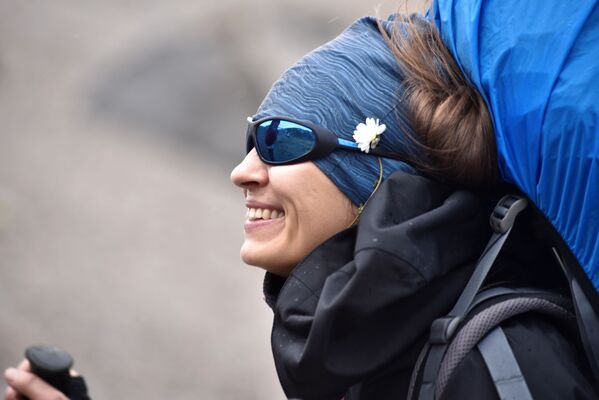 Девушка во время восхождения на Эльбрус из ущелья Джилы - Су в Кабардино-Балкарии - Sputnik Абхазия