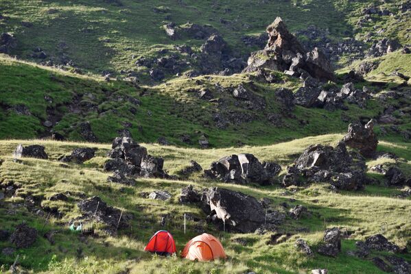 Палатки альпинистов лагеря Джилы-Су во время подъёма на Эльбрус в Кабардино-Балкарии - Sputnik Абхазия
