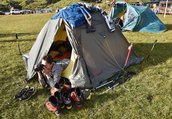 Девушка фотографирует из палатки базового лагеря Джилы - Су в Кабардино-Балкарии - Sputnik Абхазия