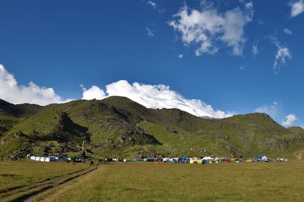 Базовый лагерь Джилы-Су для подъёма на Эльбрус с Севера в Кабардино-Балкарии - Sputnik Абхазия