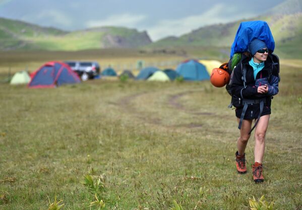 Девушка во время туристического похода из базового лагеря Джилы - Су в Кабардино-Балкарии - Sputnik Абхазия