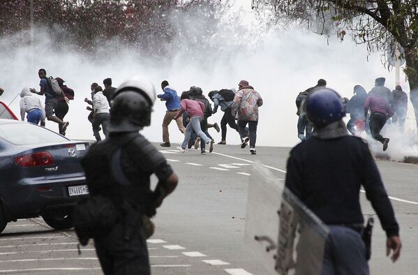 Полиция применяет слезоточивый газ против студентов-демонстрантов в Питермарицбурге, ЮАР. - Sputnik Абхазия
