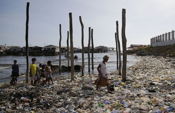 Замусоренный пляж в Порт-Морсби, столице Папуа — Новой Гвинеи. - Sputnik Абхазия