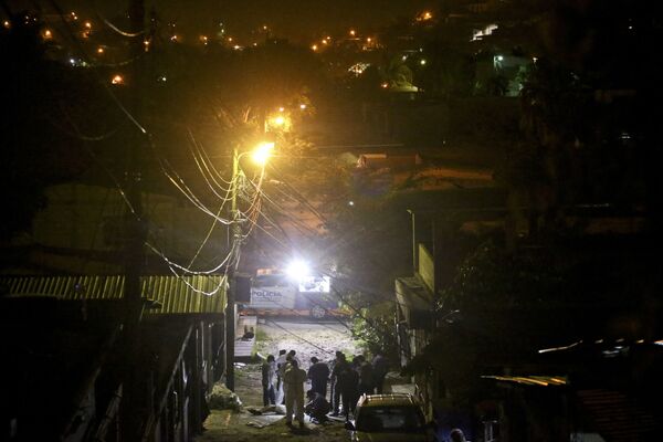 Полицейские на месте убийства молодого юноши в районе Chamelecon города Сан-Педро-Сула, Гондурас. - Sputnik Абхазия