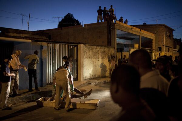 Работники морга забирают тело мужчины, погибшего во время стрельбы в районе Итинга в Сальвадоре, Бразилия. - Sputnik Абхазия
